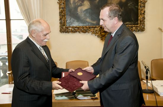 The Environment Centre's Bedřich Moldan (left) and Charles University's Rector Tomáš Zima in 2014 (UNIMEDIA archive)